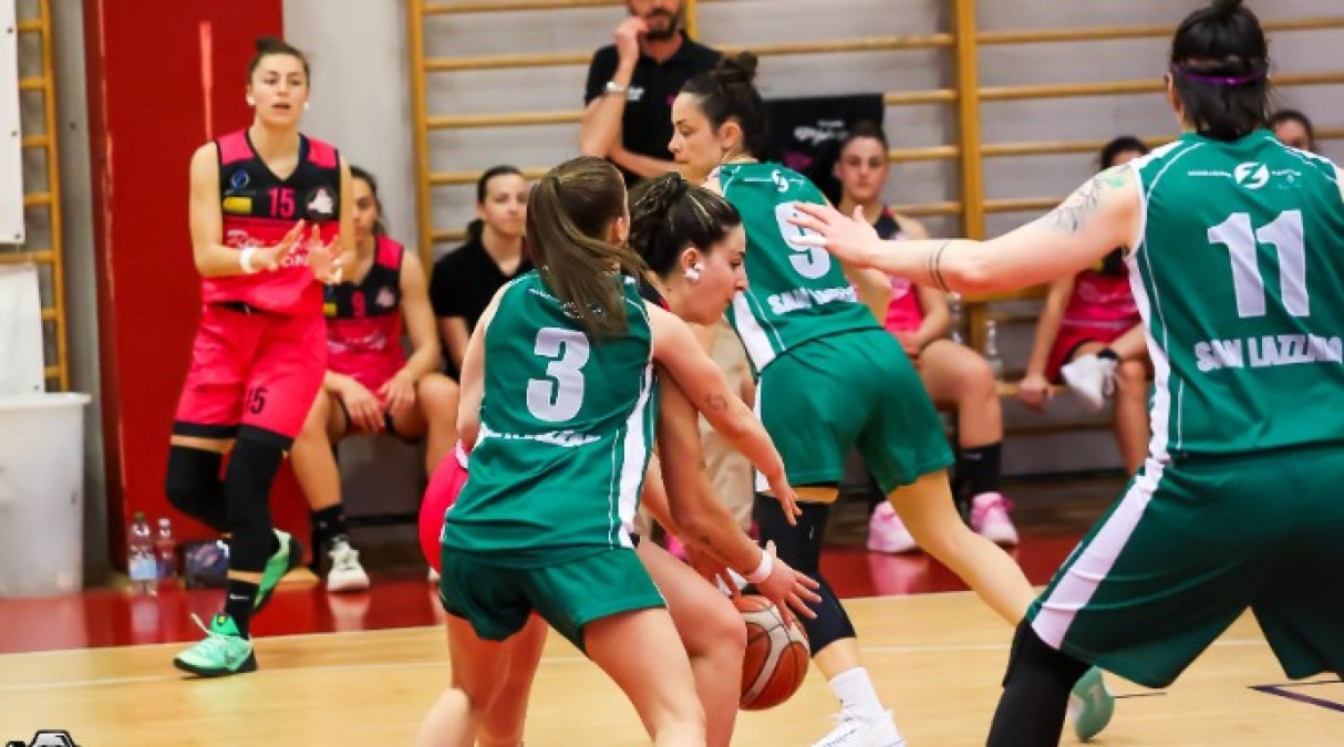 Basket B femminile, Ren-Auto ancora vincente (63-52) - Un attacco Ren-Auto (foto Gabriele Zinzani)