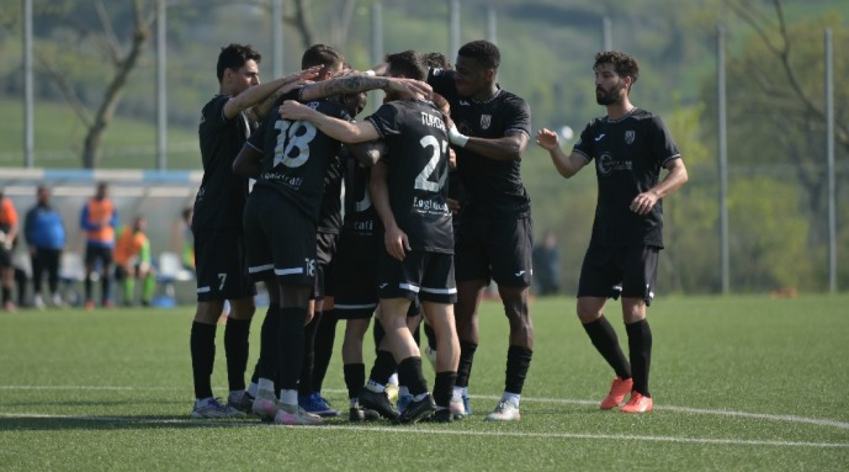 Calcio Rsm: Tre Penne a valanga sul Cailungo - L'esultanza del Tre Penne (foto FSGC/ Caminiti)