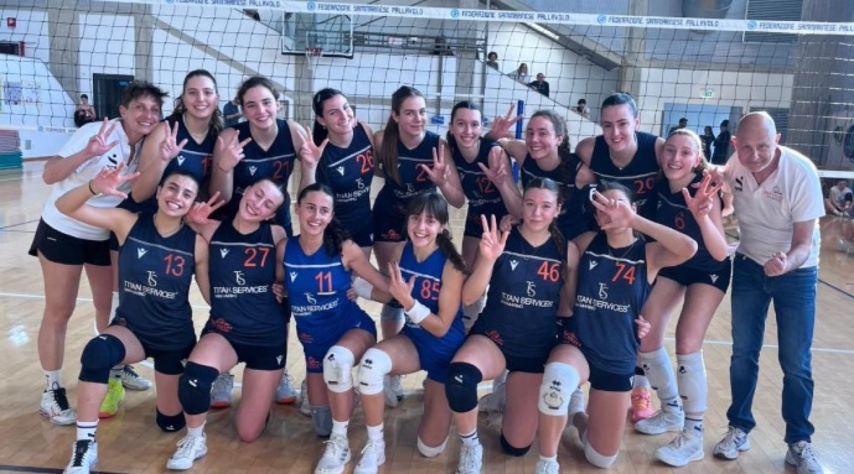 Volley B, la Gemini Med cede ad Osimo ma solo al tie-break - La Titan Services festeggia dopo la vittoria