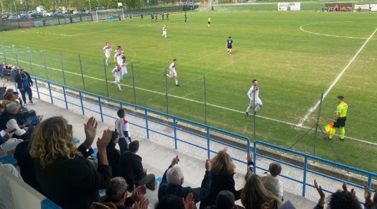 Calcio Promozione, tris del Gabicce Gradara ai Portuali (3-0) - L'esultanza di Zagaglia