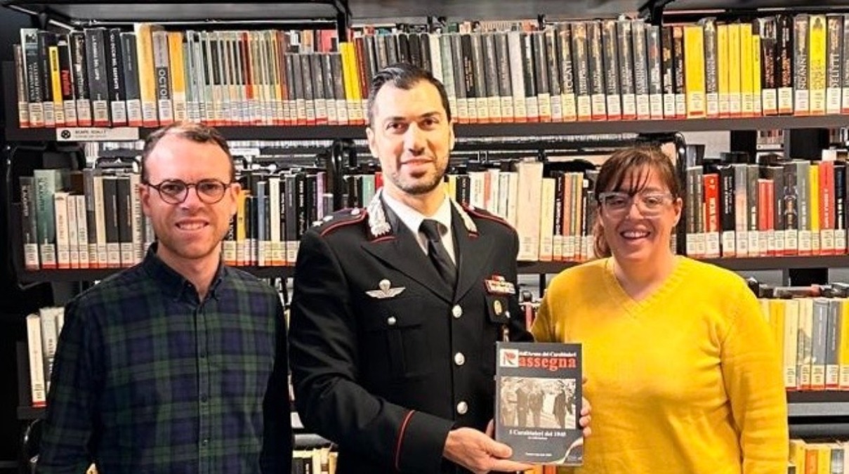 Cattolica: i Carabinieri donano al centro culturale il libro sulla liberazione del 1945 - 