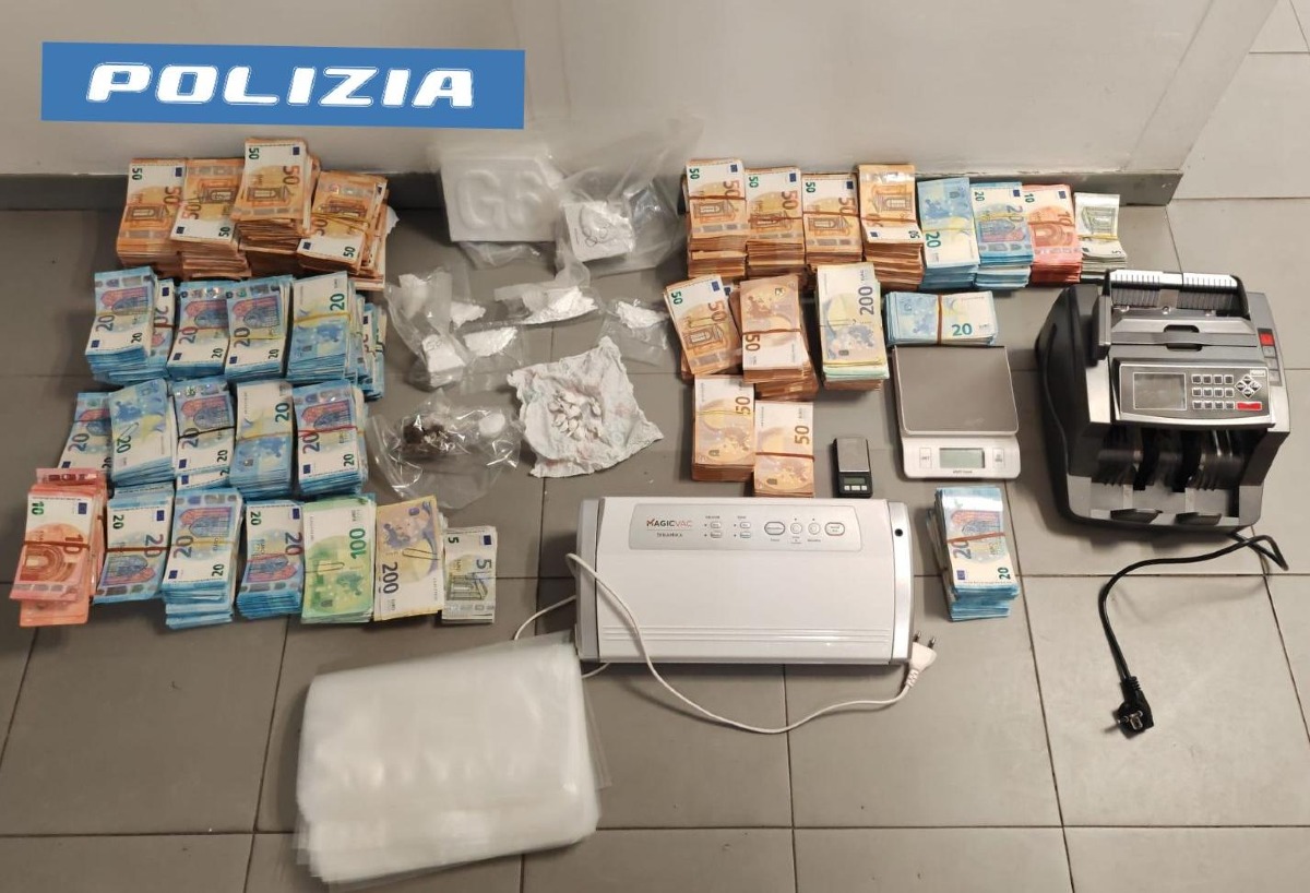 Rimini: investe agente, sperona le pattuglie per scappare ma finisce con il Doblò contro il muro: arrestato - Foto Ansa