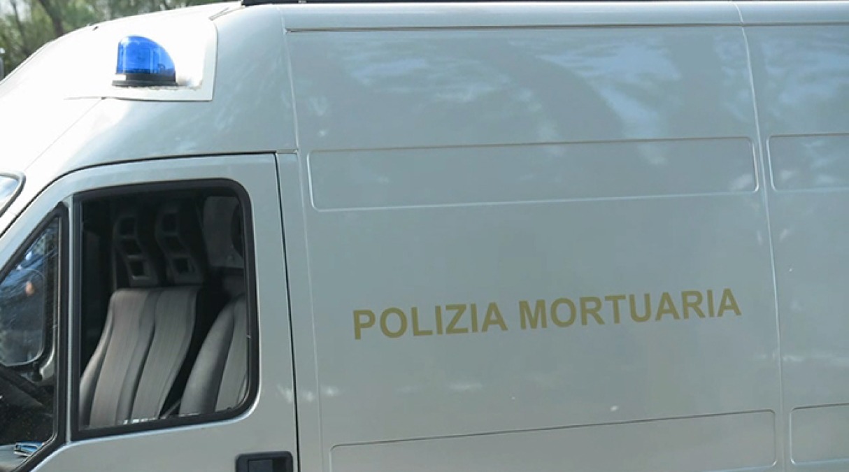 Lancia la moglie dal balcone, poi si butta anche lui - 