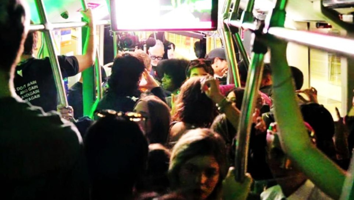 Per il Metromare è l'ora di ballare: un party sul bus tra Riccione e Rimini - 