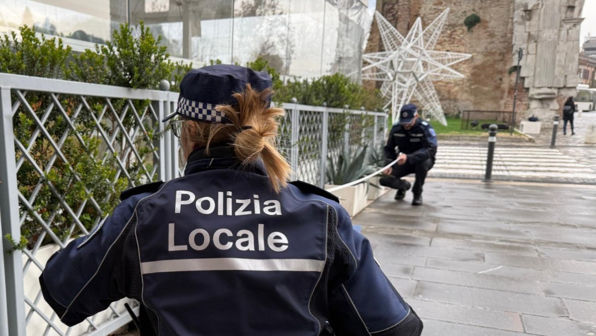 Rimini, controlli ai locali e alle attività: "Vigiliamo sul degrado. Non solo multe, ma anche dialogo" - La foto riguarda un accertamento svolto dalla Polizia Locale di Rimini da non mettersi in correlazione con alcun tipo di violazione amministrativa o penale