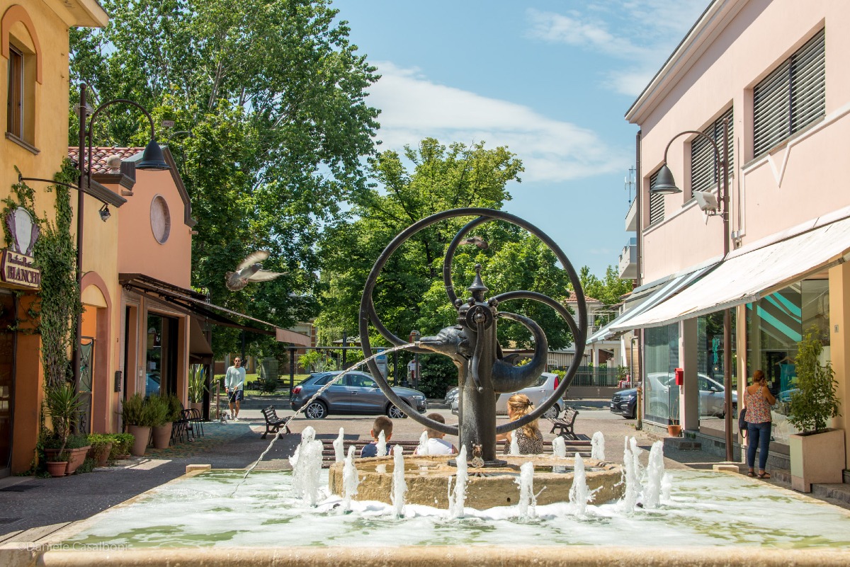 Riccione, un aiuto al commercio del centro: contributi per rinnovare vetrine, insegne e migliorare sicurezza - Riccione Paese