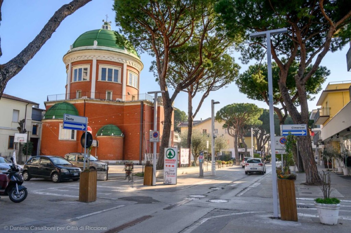 Fioriere rotte, fiori appassiti, asfalto rattoppato: Lega attacca, "Viale Dante in stato di degrado" - 