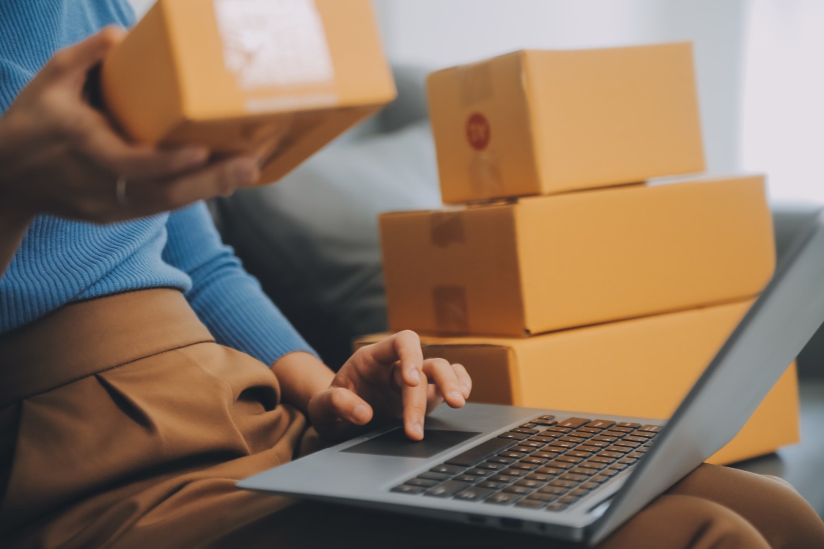 Truffa da 1,2 milioni ai danni di Amazon: sei imputati a processo a Rimini - 