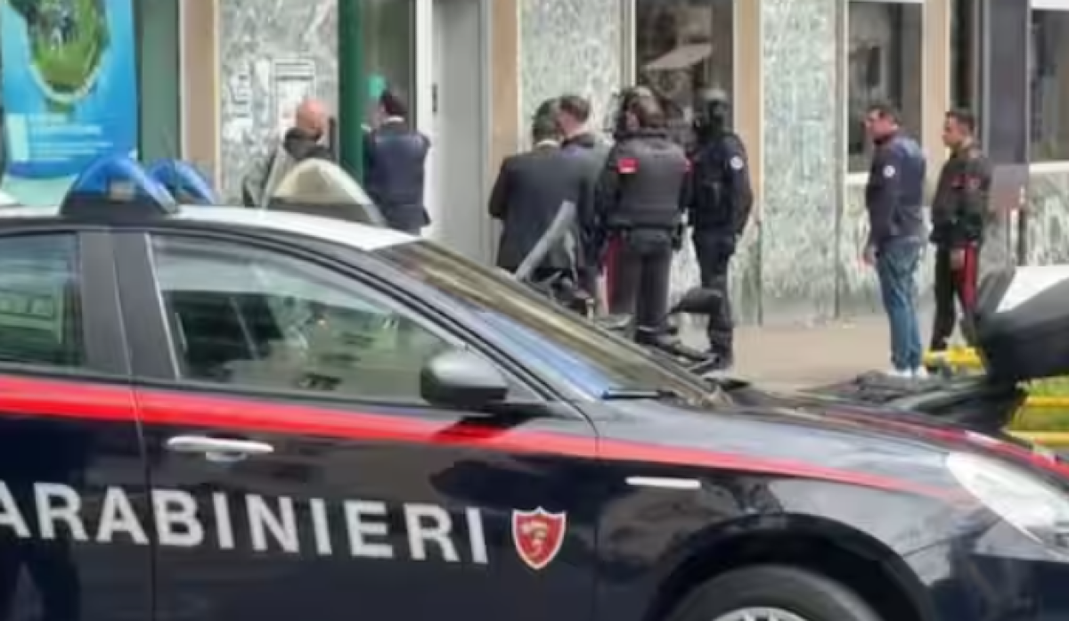 Rapina alla Credit Agricole, ostaggi liberati: banditi fuggiti dalle fogne - ©IPA/Fotogramma