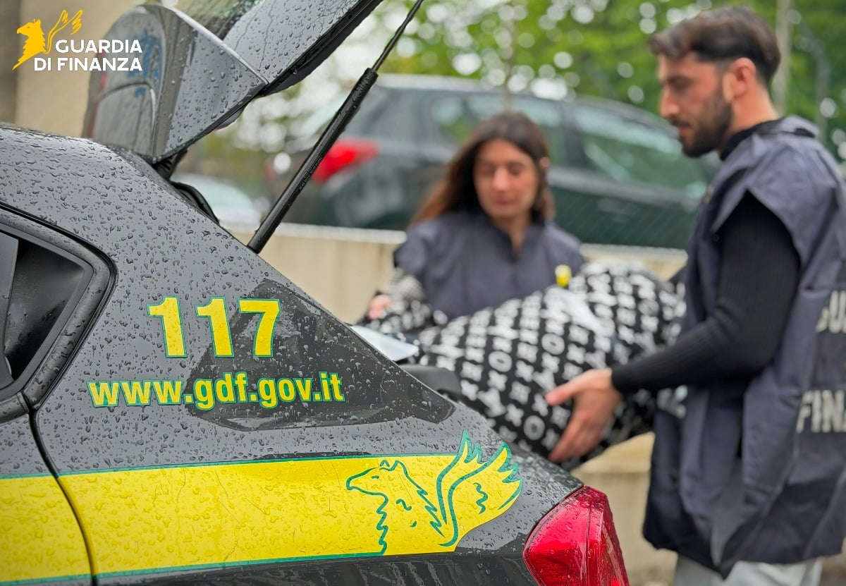 Maxi sequestro della Guardia di Finanza a Rimini: oltre un milione di prodotti irregolari - 