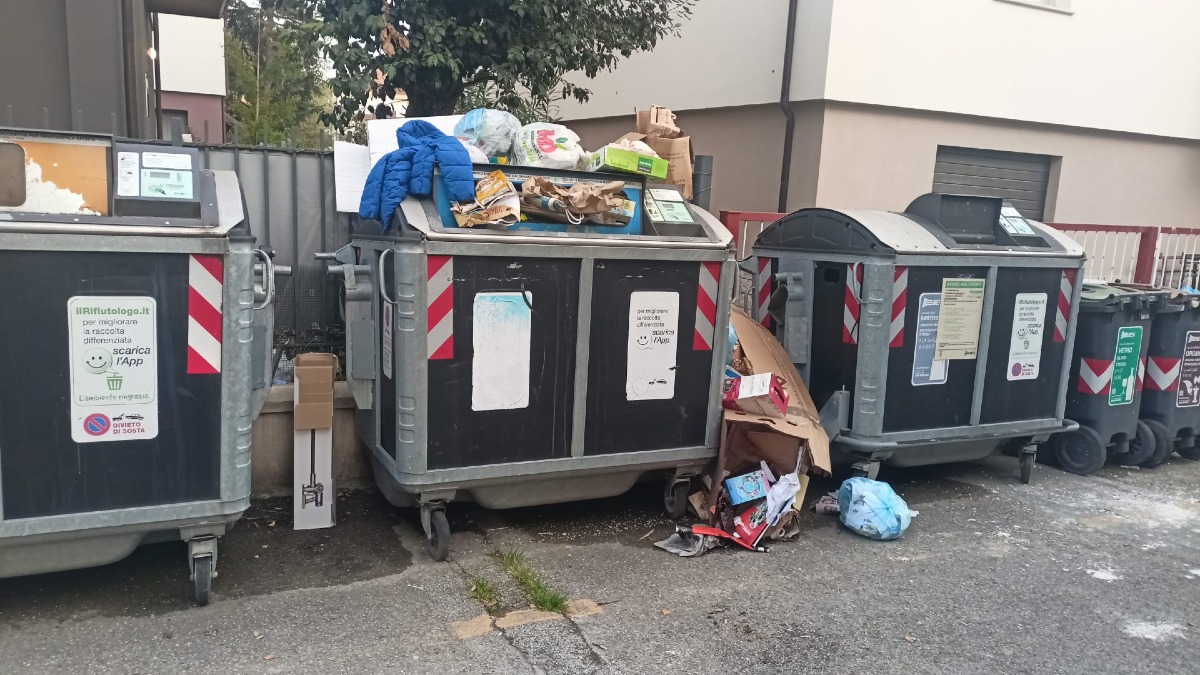 Rimini, bidone pieno in via Albertazzi: “Cassonetti ridotti così da Pasqua” - 