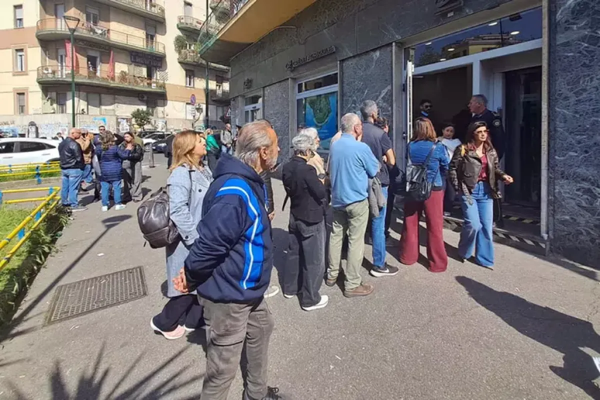 Rapina al Credit Agricole di Napoli, ostaggi sotto shock: “Erano sicuri, non aggressivi”   - © Ansa