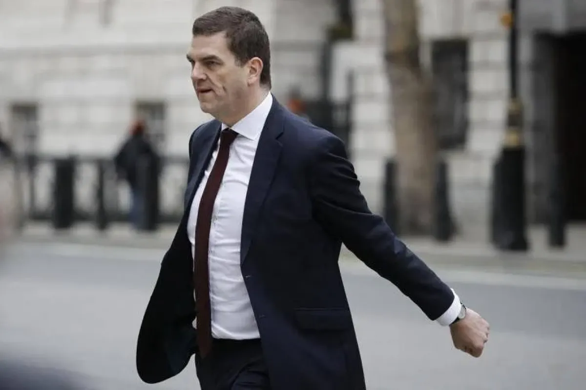Caso Epstein, si dimette un alto funzionario britannico. Starmer: “Imperdonabile non essere stato informato su Mandelson” - 