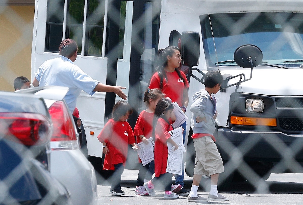 Trump taglia i fondi a una Charity Cattolica di Miami - Alcuni bambini all'interno di una struttura di Catholic Charities in Florida (AP Photo/ Brynn Anderson)