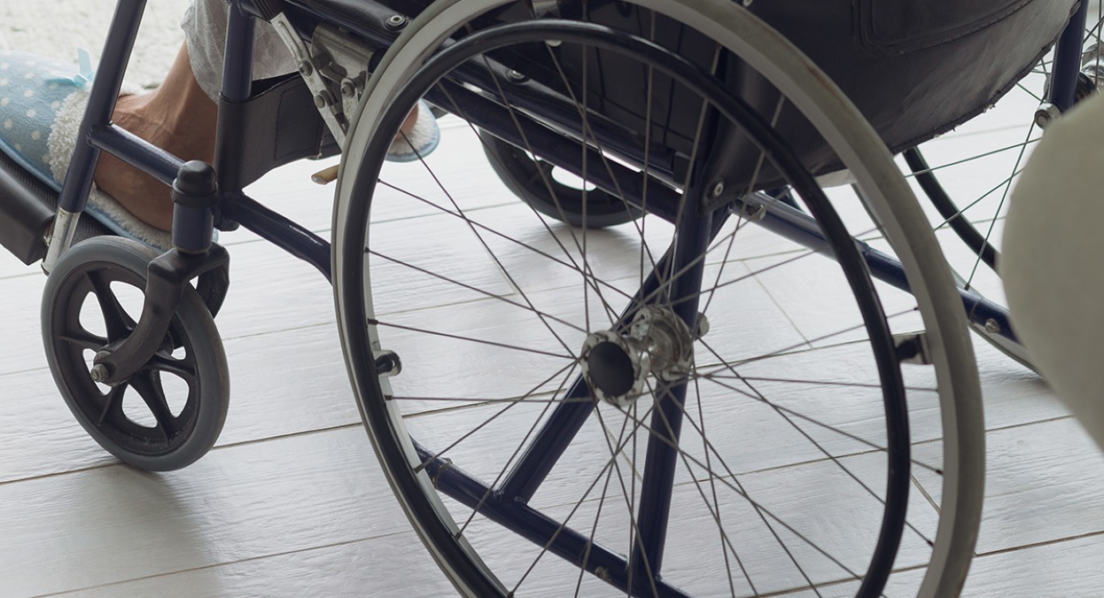 Dimenticata sulle scale della Rsa: i figli ottengono il risarcimento per la morte della madre - 