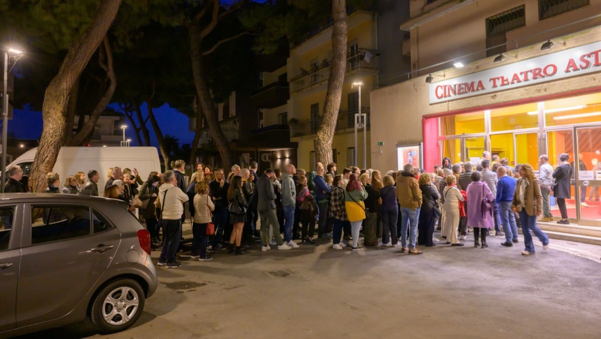 La fila non è per l'iPhone, ma per ascoltare Massimo Cacciari: la lezione di filosofia a Misano incanta tutti - 