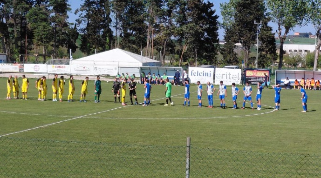 Calcio Promozione, Gabicce Gradara: la vittoria sfuma al 93' - Le squadre prima del via