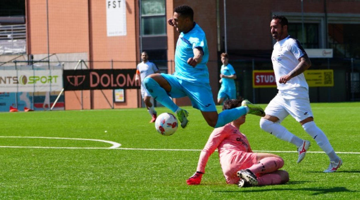 Calcio RSM, Fiorentino ai quarti di finale: 4-1 al Murata - Una fase di Fiorentino-Murata (foto FSGC/Izzo)