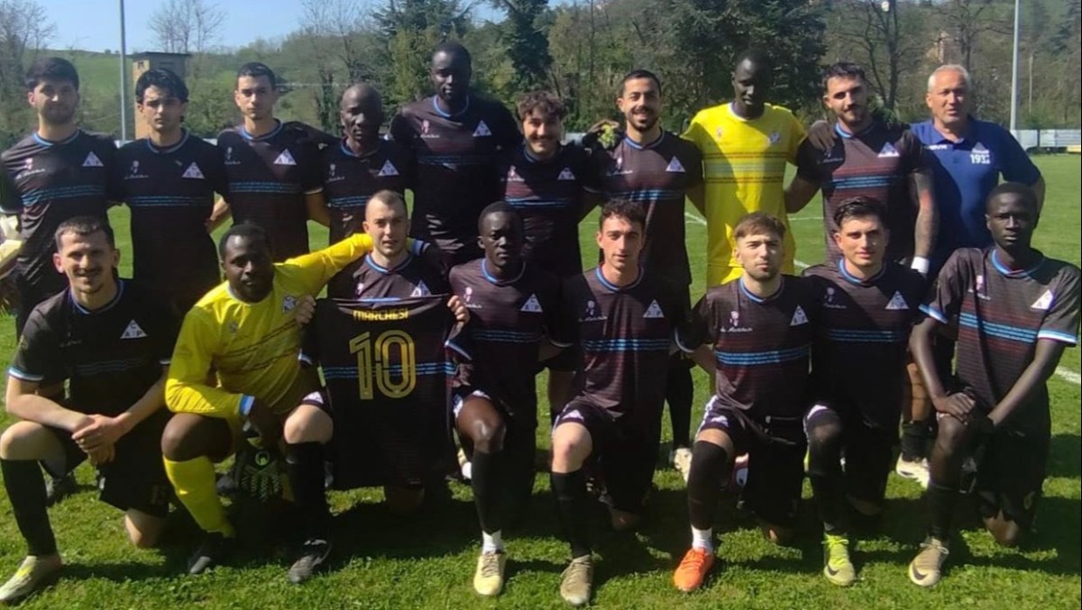 Perticara Calcio, tradizione e modernità: la squadra sfoggia le nuove divise "made in Valmarecchia" - Perticara Calcio
