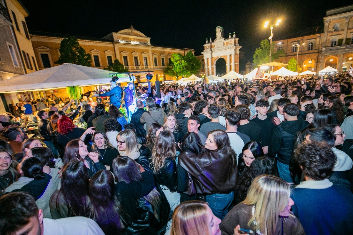 DiscoBorgo accende Santarcangelo: 10mila presenze e centro storico protagonista - 