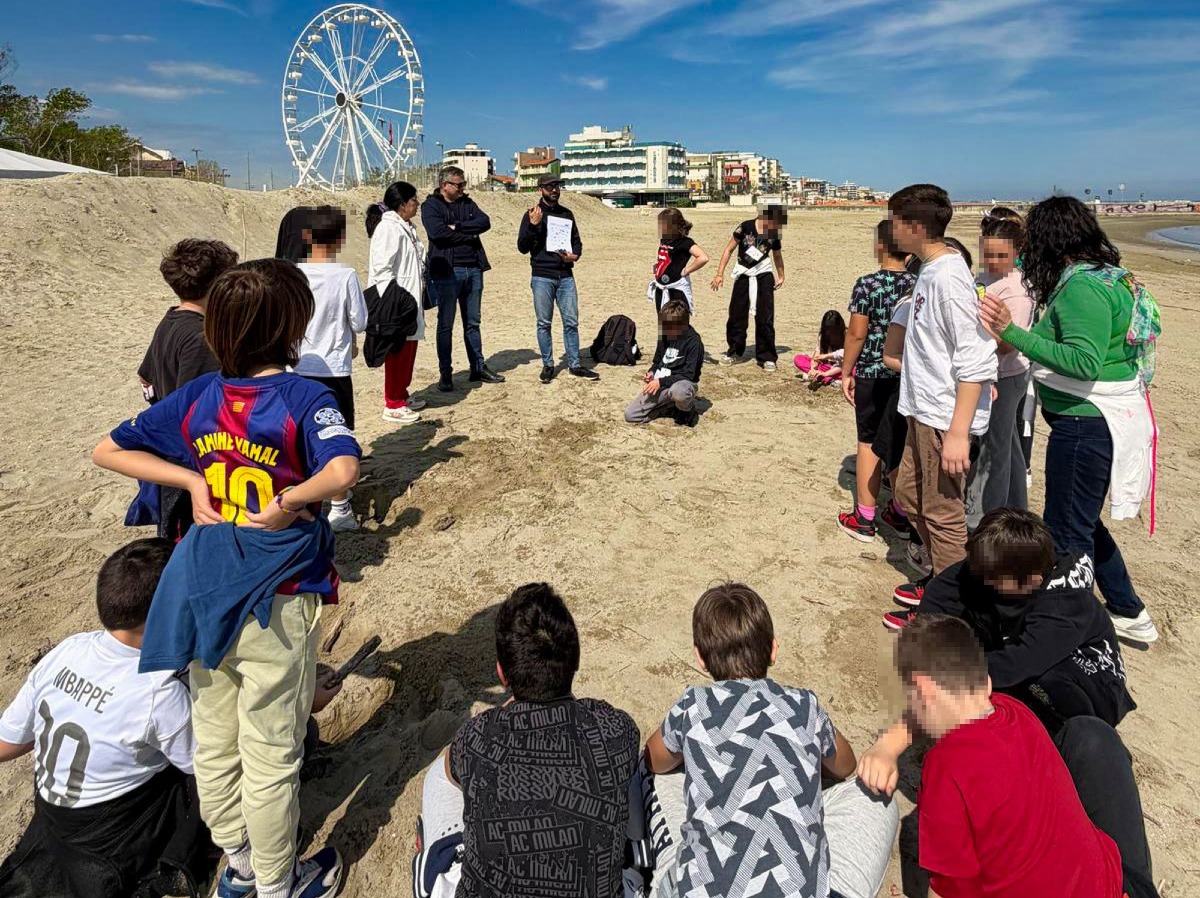 Bellaria Igea Marina, la spiaggia diventa aula a cielo aperto per gli alunni della “Ferrarin” - 