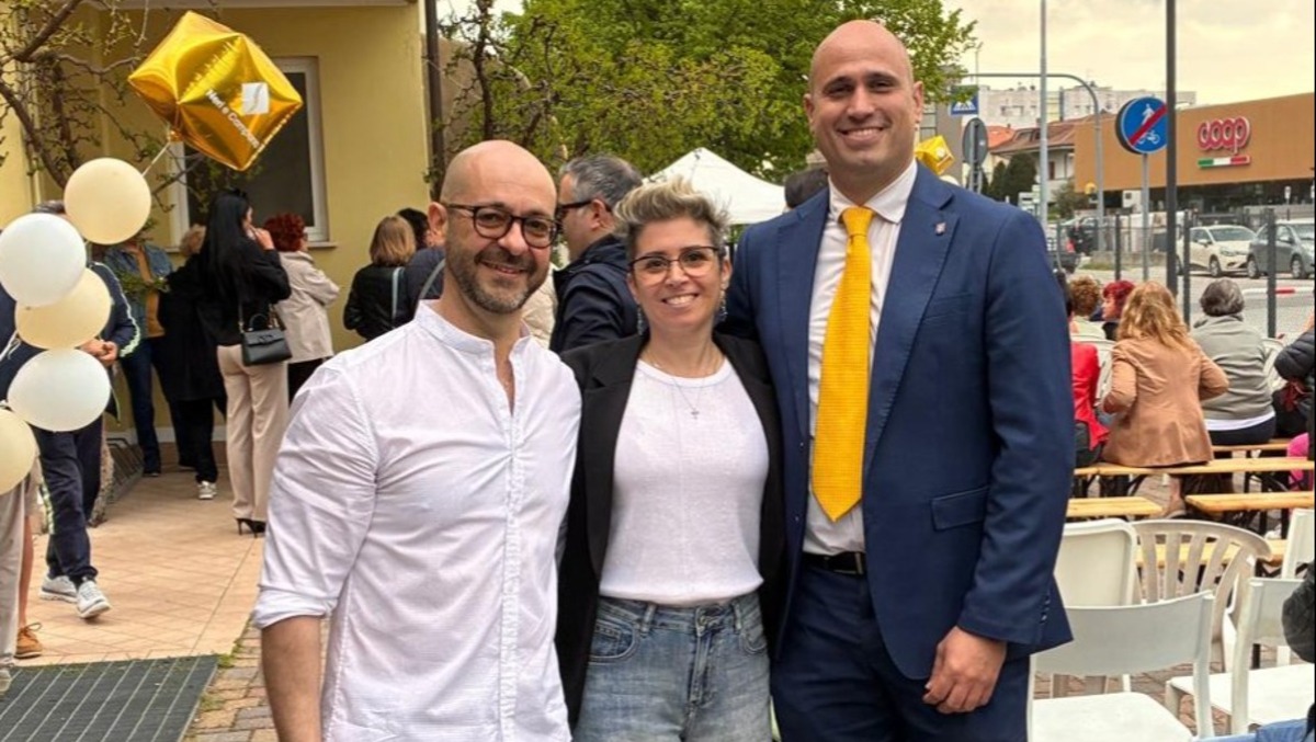 Ketty e Paolo, coppia vincente anche nel lavoro: il loro studio compie 20 anni - Paolo e Ketty con il sindaco Giorgetti