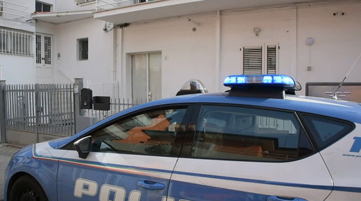 Madre si getta dal balcone con i tre figli: morti lei e due bambini, grave la terza - Repertorio