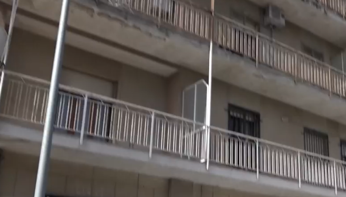 Madre si lancia dal balcone con i tre figli: indagini sul passato psichiatrico. La bimba sopravvissuta trasferita al Gaslini - 