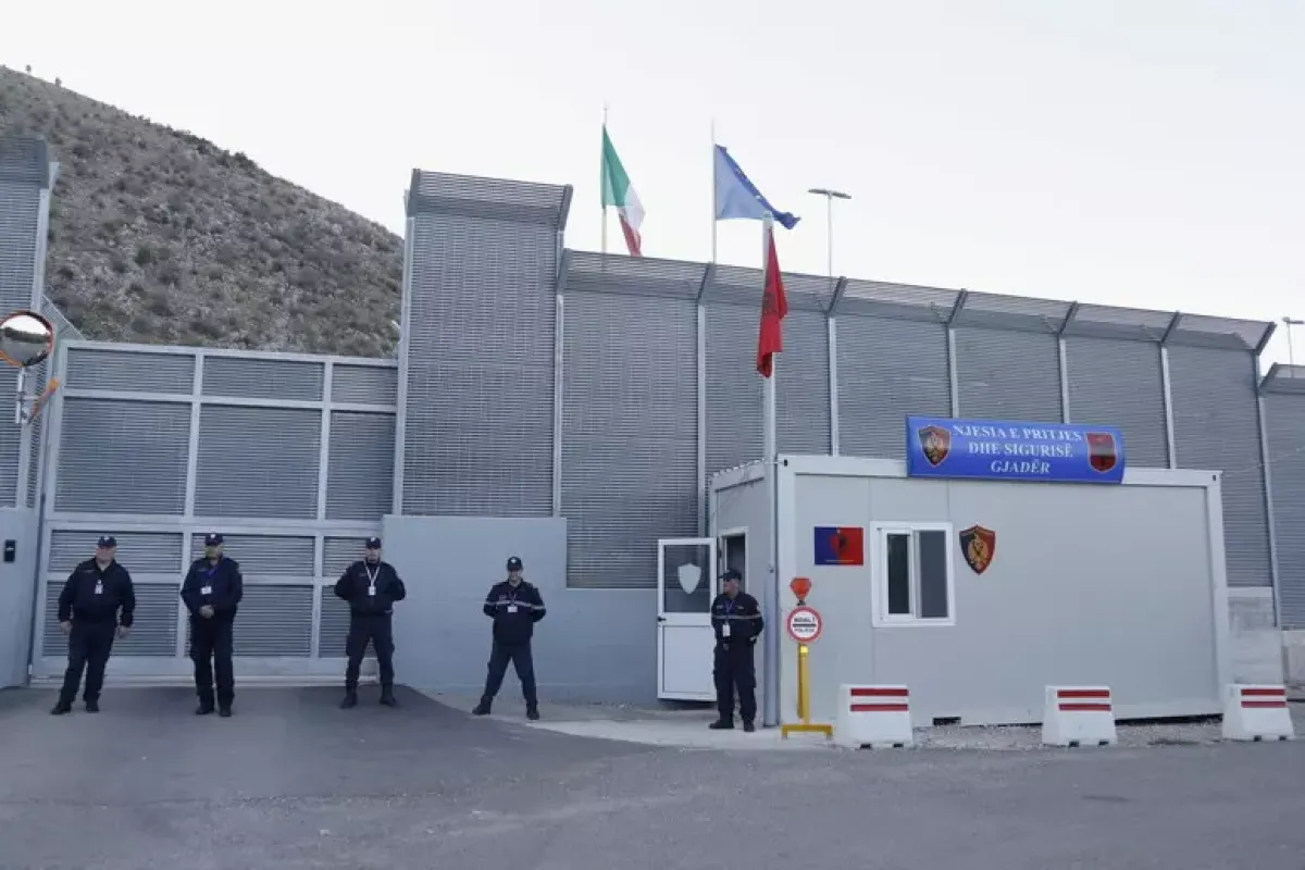 Migranti, via libera 'Condizionato' ai centri in Albania - © ANSA/EPA