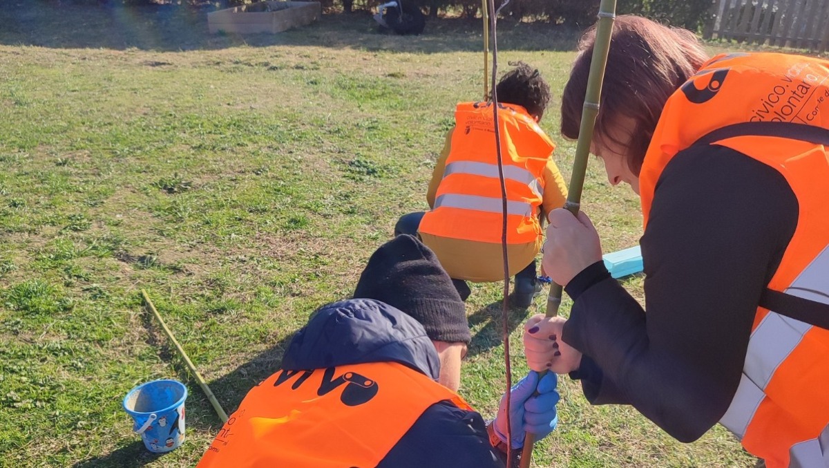 Natura e gioco all’aperto: volontari trasformano il giardino dell’asilo Isola Blu di Viserbella - 