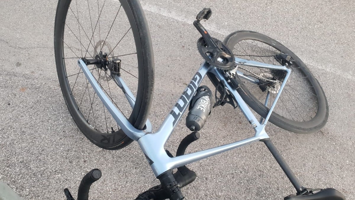 Rimini, ciclista ferito in uno scontro con un’auto sulla rotonda di via Macanno - 