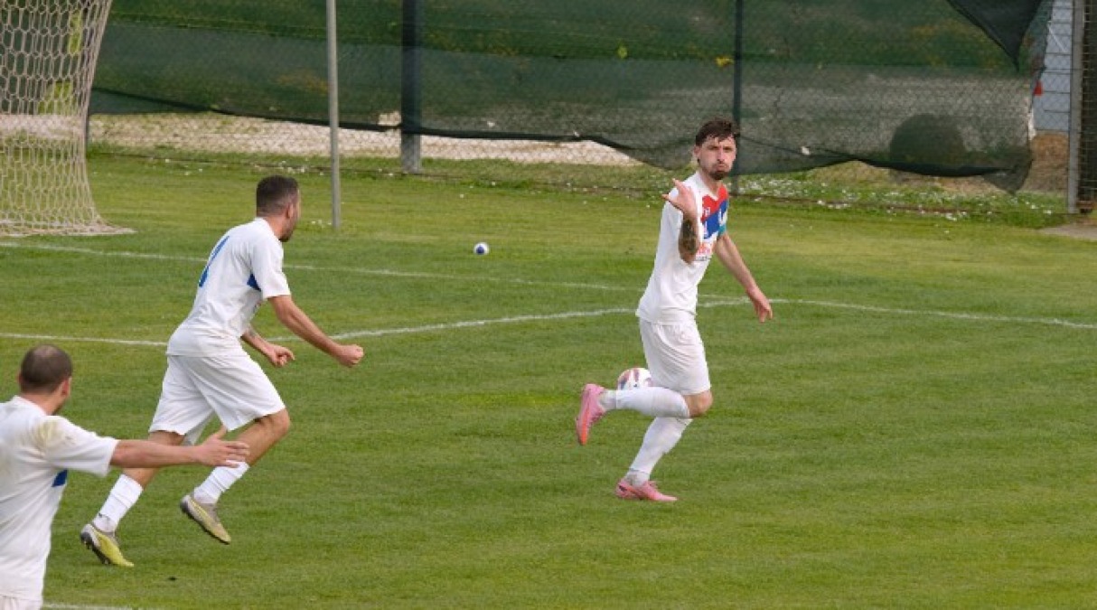 Calcio Promozione, Gabicce Gradara: la salvezza passa dal successo sulla Pergolese - Gallotti esulta