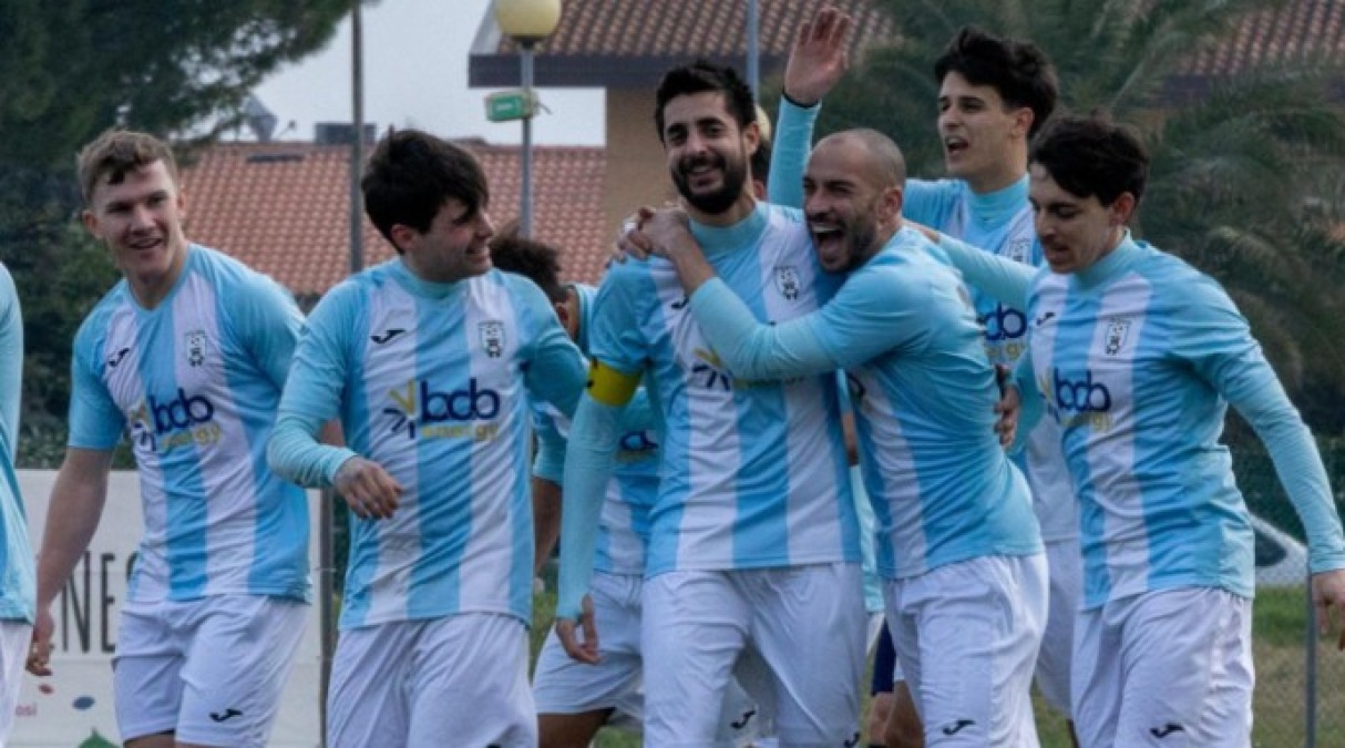 Calcio, Misano-Savignanese: giornata biancazzurra. In ballo la promozione - Il Misano esulta dopo un gol
