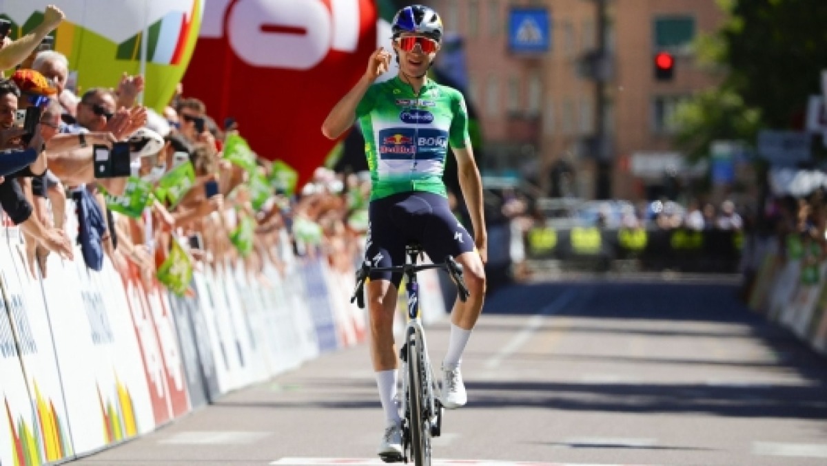 Pellizzari domina al Tour of the Alps: vittoria e ritorno azzurro dopo 13 anni - Giulio Pellizzari all'arrivo sul traguardo di Bolzano (foto Bettini)