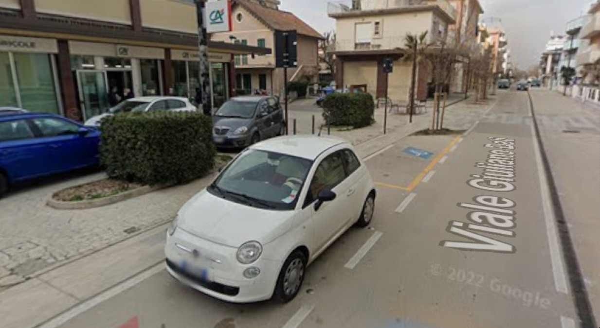 Viserba, viale Dati pericoloso: "Auto troppo veloci, bambini rischiano di essere investiti" - 