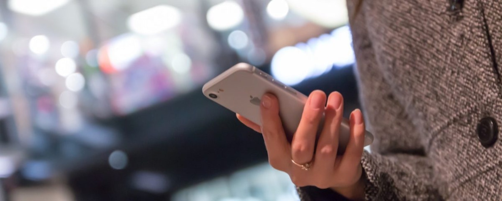 Dopo il sesso, riceve messaggio dall'amante: "Dammi 10.000 euro o svelo tutto a tuo marito" - Donna, smartphone, telefono, estorsione, stalking REPERTORIO