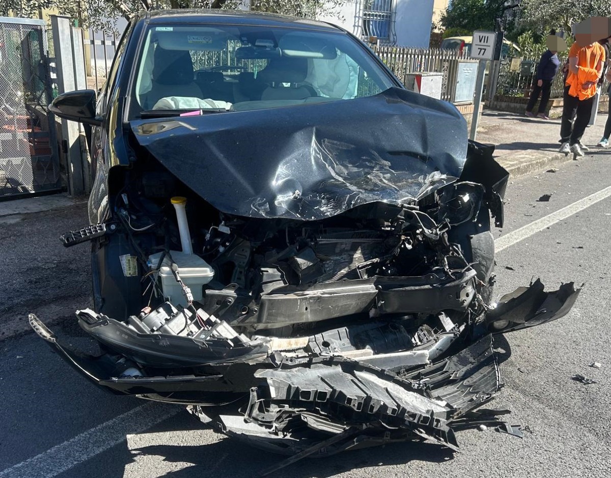 Corpolò, frontale sulla Marecchiese tra due auto: nella carambola coinvolta anche una terza vettura - La Yaris (www.altarimini.it - riproduzione riservata)