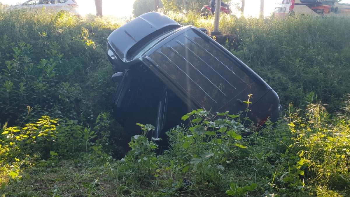 Scontro frontale sulla Statale 16: due auto volano nella scarpata, sei feriti - Una delle due auto finite nel fosso
