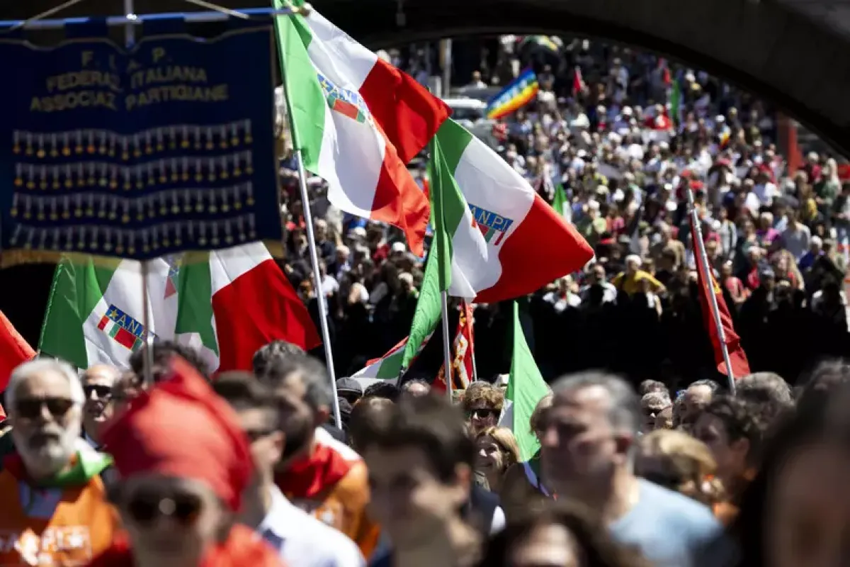 Spari con pistola ad aria compressa al corteo del 25 aprile a Roma: feriti due coniugi - © Ansa