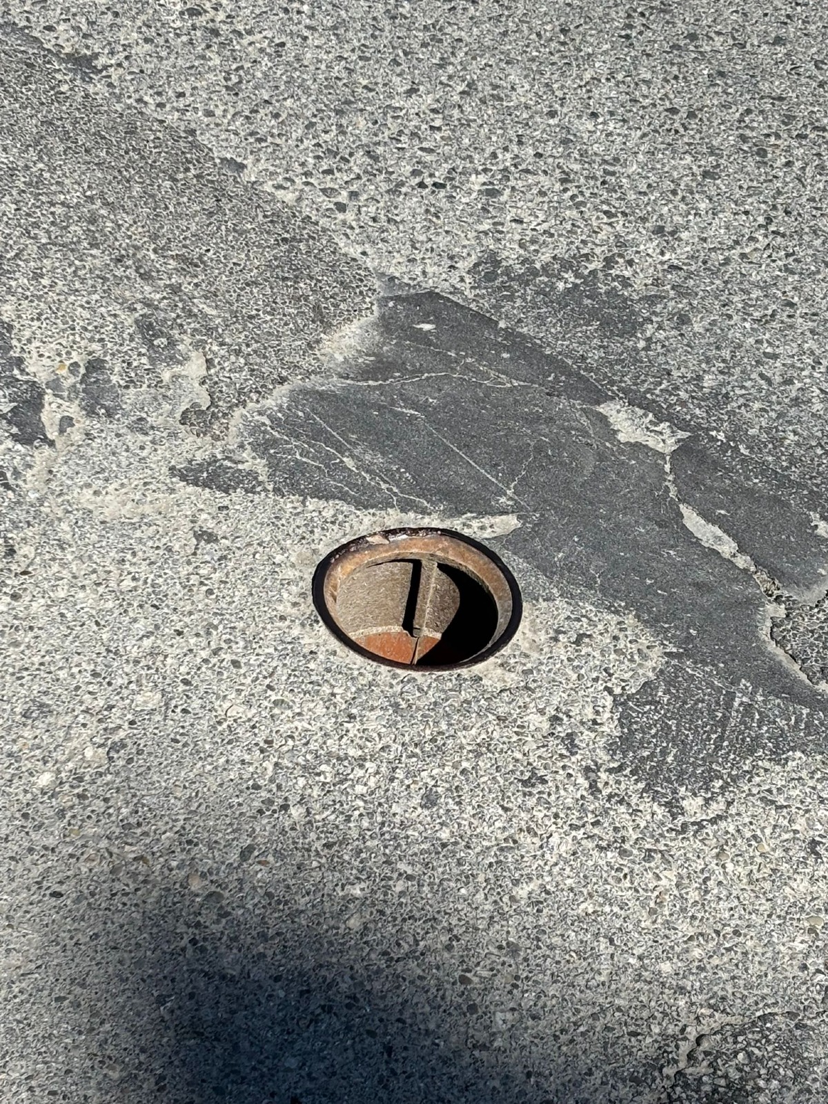 Buco senza coperchio nell’asfalto nei pressi della chiesa: la segnalazione - 