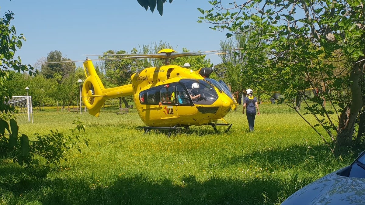 Rimini, cade dal balcone del secondo piano: 24enne in gravi condizioni - L'elisoccorso intervenuto a Rimini