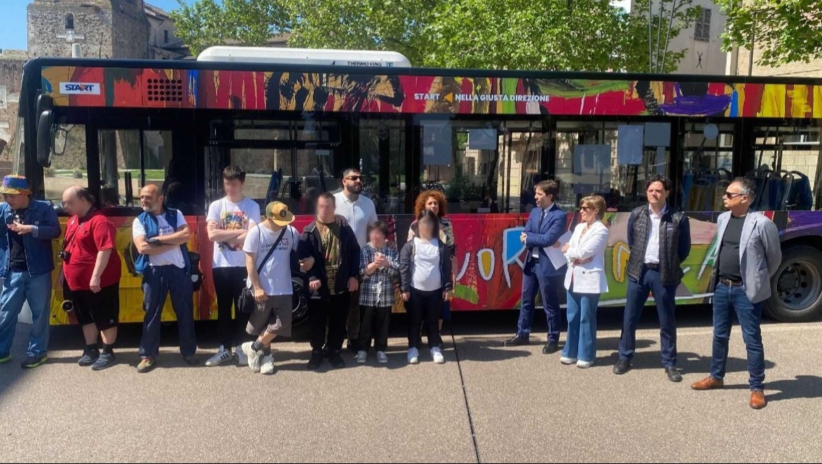 "Fuori linea": nuovo bus di Start Romagna decorato dai ragazzi di Cuore 21 - 