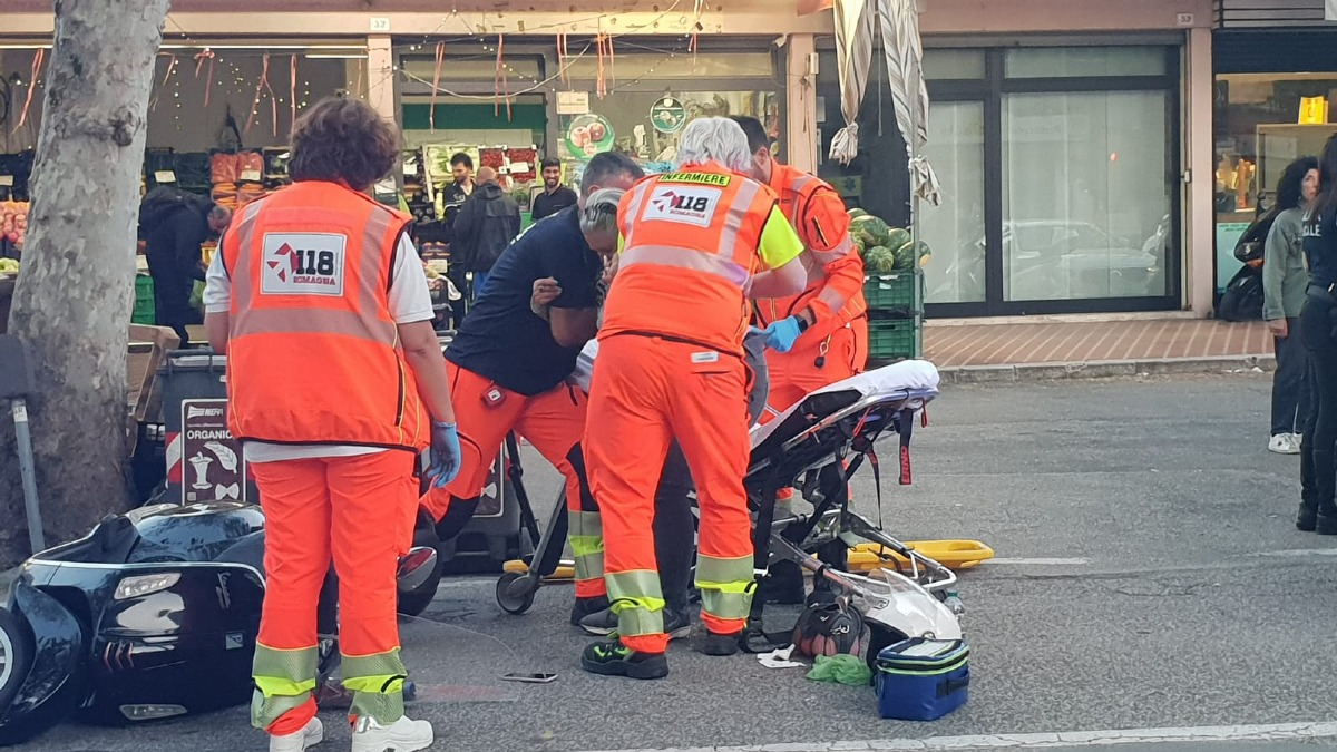 Rimini, urto tra giovanissimo e anziana in viale Pascoli: donna trasportata all'Infermi - Soccorsa una donna in codice giallo