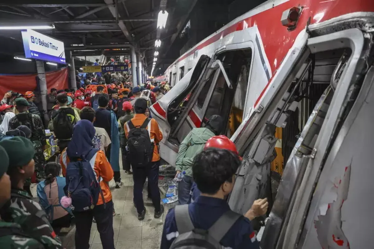 Scontro tra due treni in Indonesia: 14 morti e 84 feriti - © Ansa