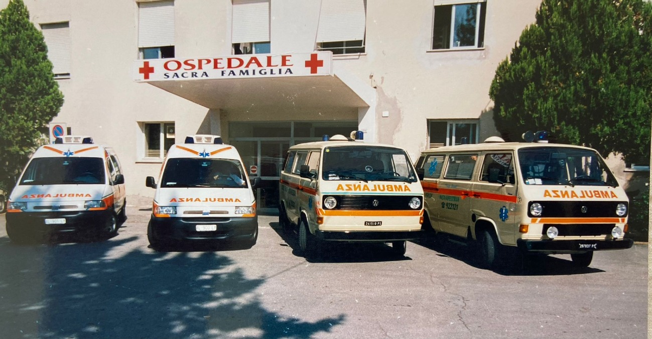 Novafeltria celebra la Croce Verde: in 45 anni, 268 soci e dipendenti hanno indossato la divisa - Foto d'epoca della Croce Verde di Novafeltria