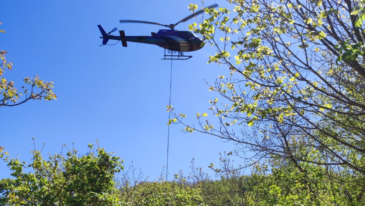 Casteldelci, elicotteri in azione: l'intervento per evitare caduta massi e frane - 