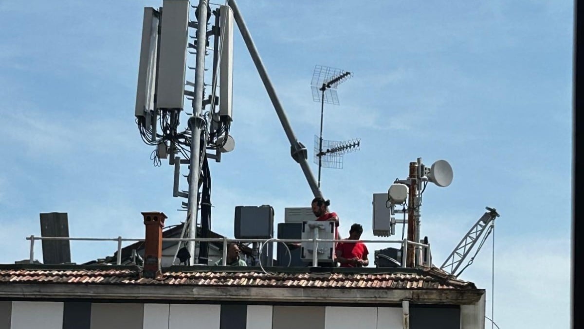 Spunta nuova antenna a Marina Centro, residenti attaccano: "Giganti di ferro piazzati sopra le nostre teste" - 