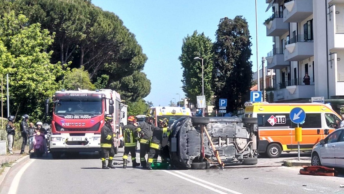 Schianto sulla Marecchiese a Rimini: auto si ribalta, traffico in tilt - 