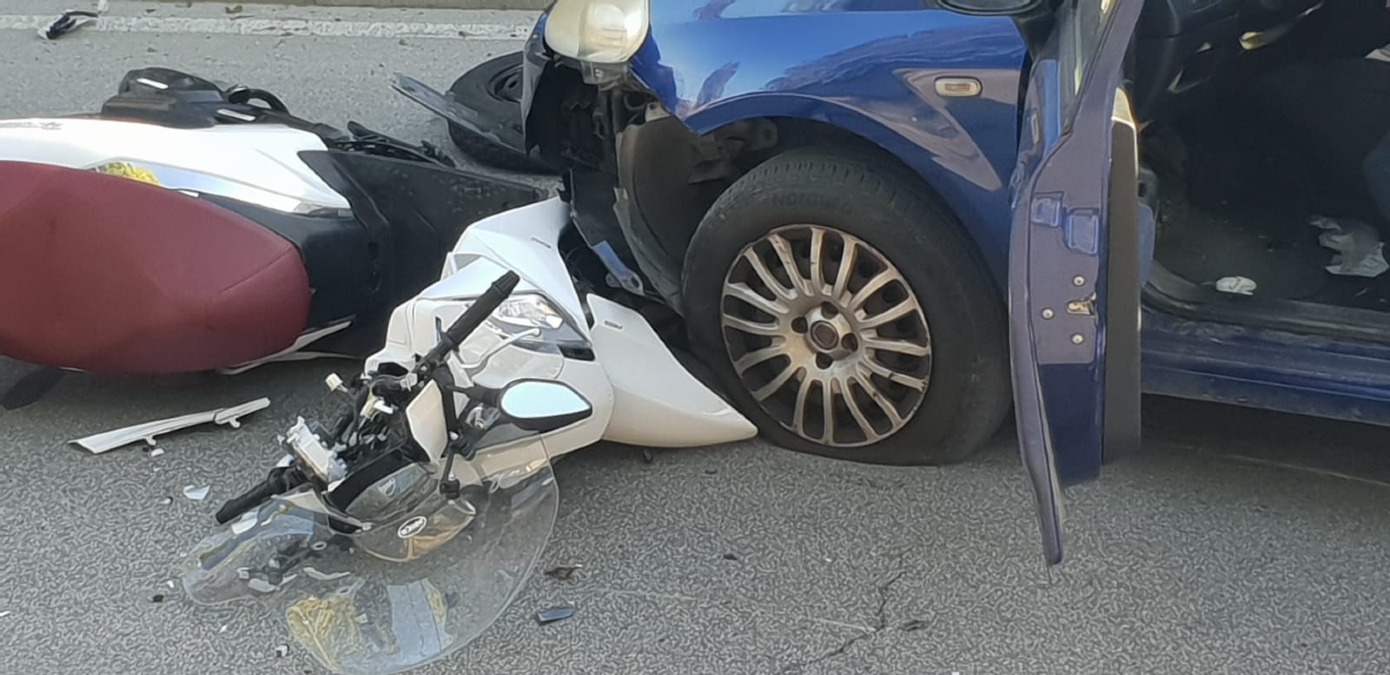 Scontro tra auto e scooter nel sottopasso di via Pertini: un minore elitrasportato al Bufalini - 