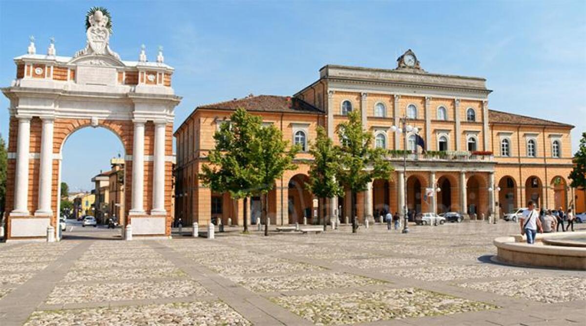 Santarcangelo, un tessuto fatto di piccola e medie imprese: e il numero degli addetti cresce - Piazza Ganganelli di Santarcangelo ARCHIVIO